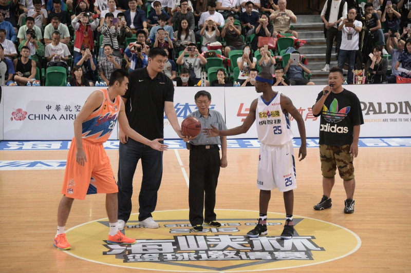 台北市長柯文哲11日晚間出席「2016海峽盃籃球邀請賽─台北站」，並受邀與中國球星、NBA名人堂球員姚明一同開球。   圖：台北市政府提供