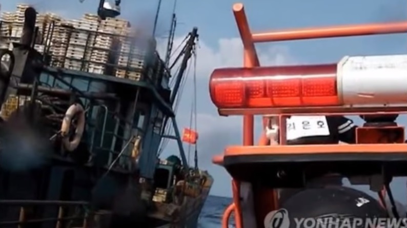 中國漁船日前撞沉韓國海警快艇逃逸，韓國海岸警衛隊11日提出警告，必要時將「炮擊或撞擊」以暴力違法的中國漁船。   圖：翻攝網路