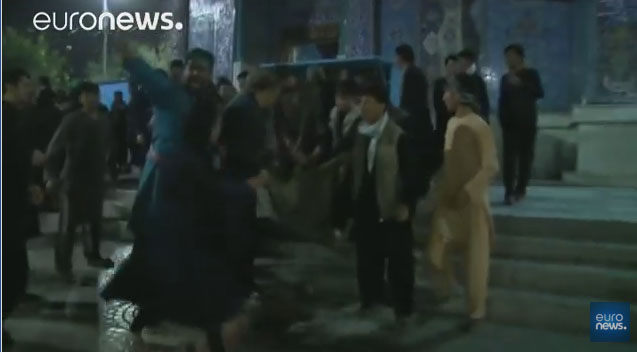阿富汗首都咯布爾再傳攻擊事件，什葉派聖地薩基清真寺遭歹徒持槍掃射，造成至少14人死亡。   圖：翻攝euronews