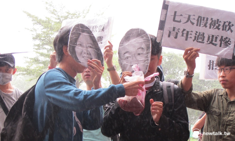 抗議砍7天國定假日的學生戴上蔡英文總統與工總理事長許勝雄面具，象徵蔡英文將年輕人新鮮的肝送給資本家。   圖：林朝億/攝