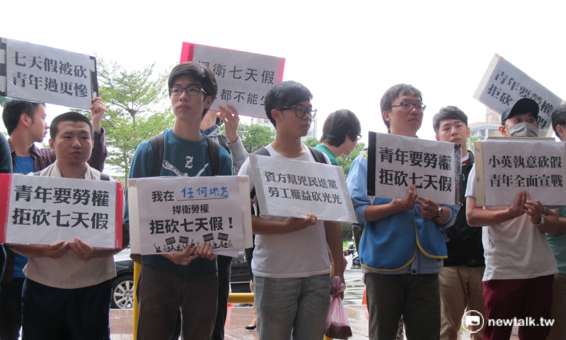 約15位學生12日前往民進黨中央抗議民進黨政府將刪除7天國定假日的決定。   圖：林朝億/攝