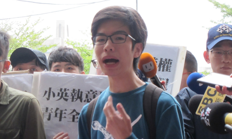 去年曾參與反課綱學生趙振辰12日提醒民進黨政府，國民黨執政末期就是與整個年輕世代為敵才失去政權的。   圖：林朝億/攝