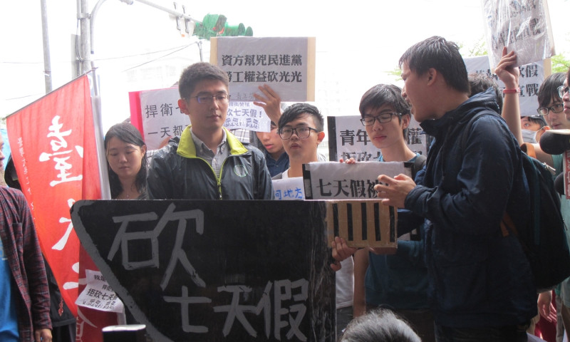 民進黨青年部主任黃守達12日接受青年學生抗議。   圖：林朝億/攝