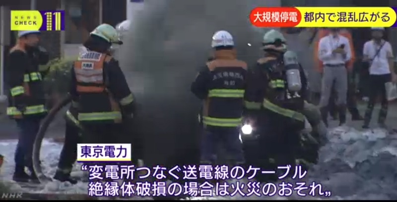 東京12日發生大規模停電，停電之前，埼玉縣新座市的東電的地下無人設施發生火災，黑黑的濃煙從通氣口猛烈竄升。   圖：翻攝NHK畫面