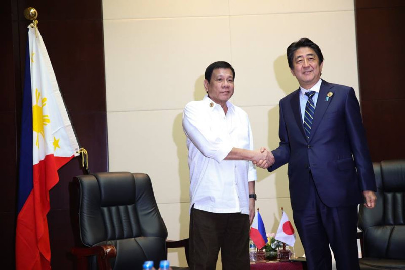 菲律賓總統杜特地（左）在9月東南亞國協會議上，接受日本首相安倍晉三邀請，將於訪問中國結束後，前往日本訪問。   圖：翻攝杜特地臉書