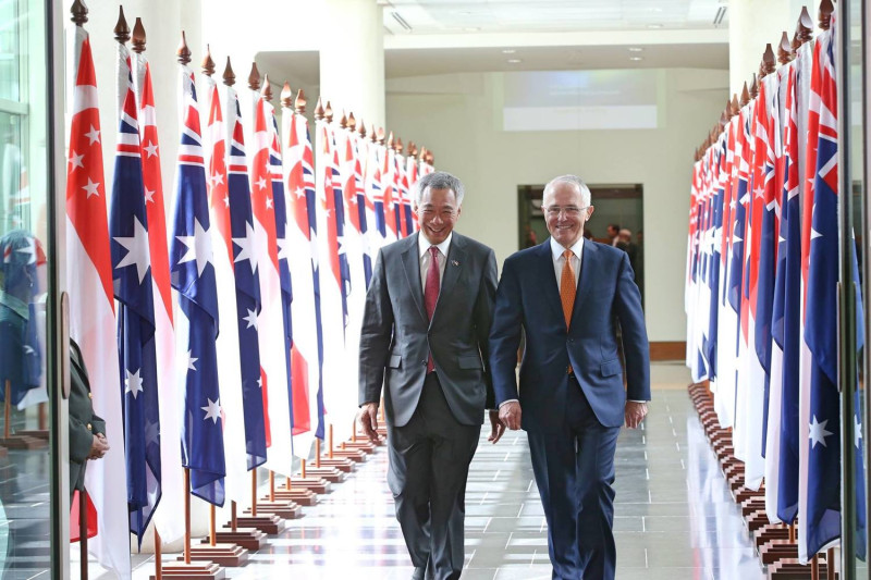 新加坡總理李顯龍(圖左)出訪澳洲，與澳洲總理滕博爾(圖右)13日簽署協議，提升兩國軍事合作。    圖：翻攝自李顯龍臉書