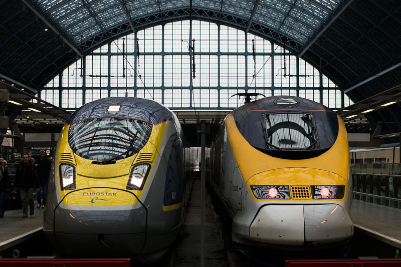 受英國脫歐後影響，往返於英國與歐洲城市間重要運輸工具歐洲之星（Eurostar），其列車路線也恐將受到牽連，需取消部分服務，且連帶使得公司必須裁員。圖為歐洲之星列車。   圖：翻攝自維基百科