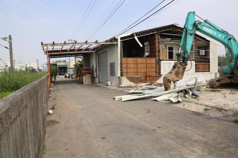鐵路地下化仁德段今日進行第一次地上物拆除；台南市副市長吳宗榮至現場關心拆除情況。   圖：台南市政府提供