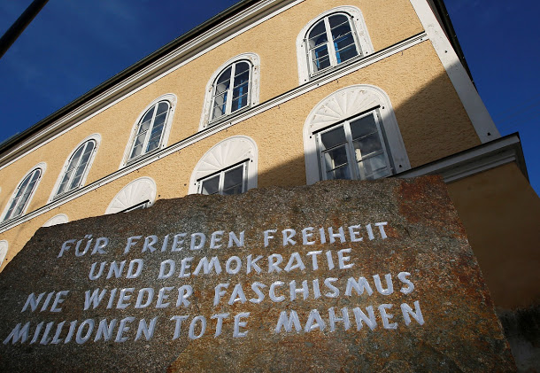 奧地利布勞瑙鎮上的希特勒舊居外，豎立著紀念碑，上頭寫著：「為了和平自由與民主，永不再有法西斯主義，紀念數百萬計死難者」。     圖：達志影像/路透社資料照片