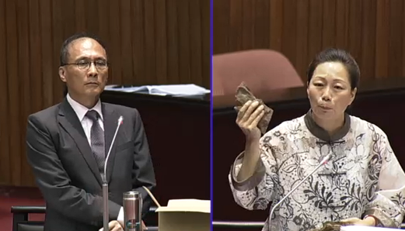 國民黨立委徐榛蔚（右）將花64線鄉道的落石送給林全，希望中央能收回這條道路的管轄權。&nbsp;&nbsp;&nbsp;圖：翻攝自立法院ivod