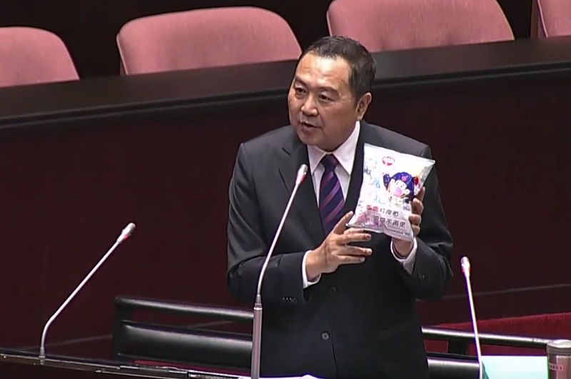國民黨立委徐志榮拿出乖乖餅乾，籲衛福部用乖乖來宣傳流感疫苗注射。&nbsp;&nbsp;&nbsp;圖：翻攝自立法院ivod