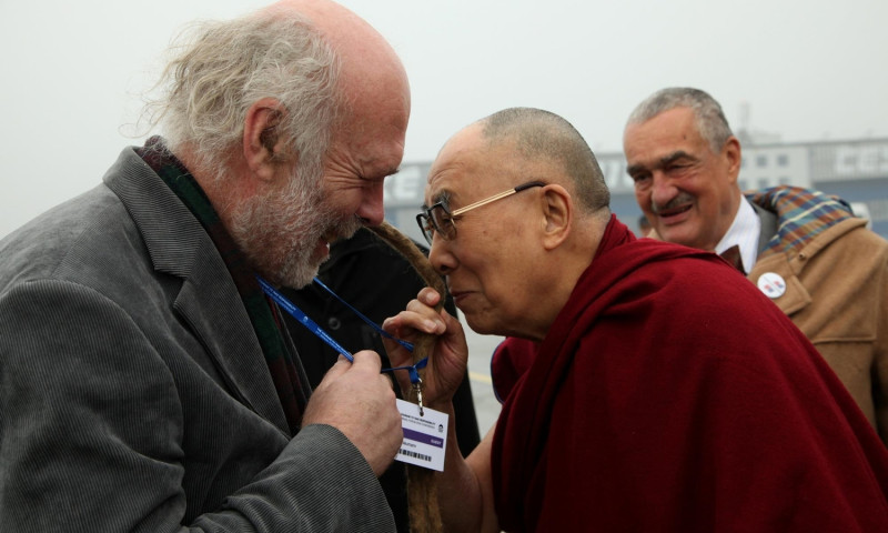 捷克論壇2000活動官方臉書17日貼出達賴喇嘛抵達機場照片。   圖：翻拍自論壇2000