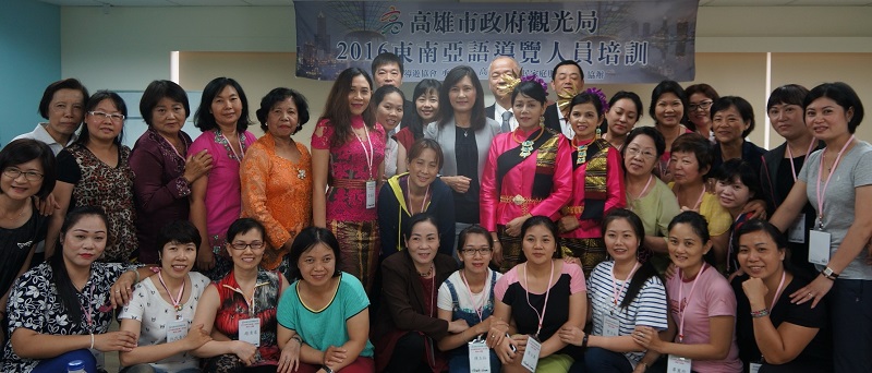 高雄市觀光局鼓勵新移民做外語導遊，36名來自越南、印尼、泰國、柬埔寨等國的新移民姐妹中，部分穿著國服亮相。   圖：高雄市觀光局提供