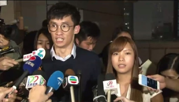 香港本土派政黨青年新政兩位立法會議員梁頌恆(左)、游蕙禎19日因建制派議員製造流會，未能再次宣誓。2人面對媒體時重申不會為誓詞道歉。   圖：翻攝網路