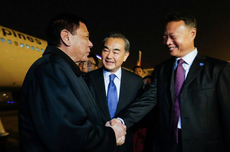 正在中國訪問的菲律賓總統杜特地（左）19日表示，南海仲裁案只是他此次與中國會談的「次要問題」，他不希望「強人所難」。   圖：翻攝杜特地臉書