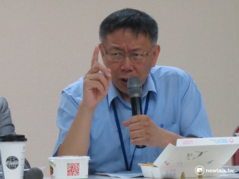 台北市長柯文哲19日率領副市長鄧家基、林欽榮及各部會首長等，赴民進黨是議會黨團報告。   圖：呂佳峻/攝