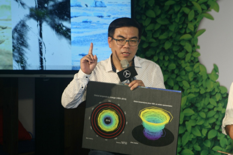 台灣賓士19日舉辦「星夢想-生態復育計劃」成果發表記者會，與會的氣象達人彭啟明強調種樹對於改善氣候變遷的重要性。   圖:李蘇竣/攝