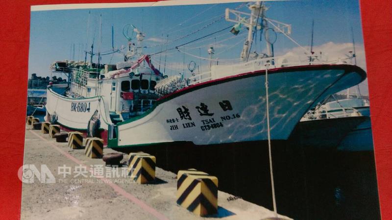 屏東琉球籍漁船「日連財16號」12日在印尼、菲律賓重疊海域遭印尼海軍扣押。   圖：中央社