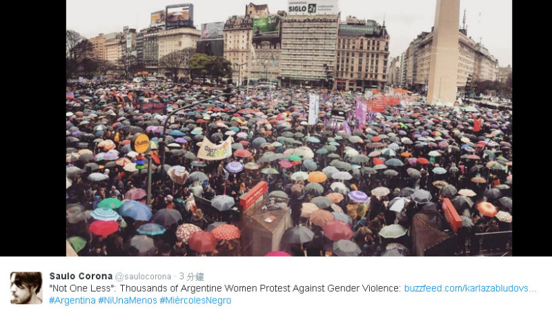 成千上萬的阿根廷婦女19日在首都布宜諾斯艾利斯發動罷工遊行，抗議家暴及性暴力奪走女性生命。   圖：翻攝黑色星期三推特/Sauio Corona