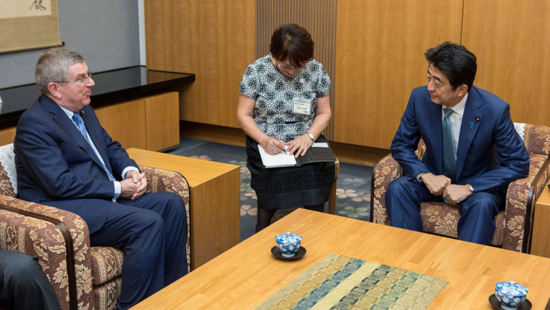 國際奧運委員會主席巴赫（Bach）19日拜會日本首相安倍晉三（右），商討東京奧運事宜。   圖：翻攝翻攝奧運官網/GREG MARTIN
