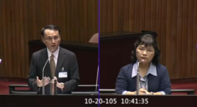 準大法官黃昭元(左)在接受民進黨立委陳曼麗(右)質詢時提到，若相愛的人不能在一起是很大的傷害。   圖：翻攝自iVOD