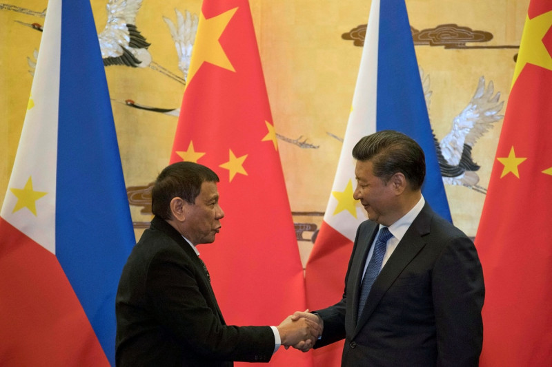 菲律賓總統杜特地（左）與中國國家主席習近平（右）20日在北京舉行了首次會晤。   圖：達志影像/路透社。