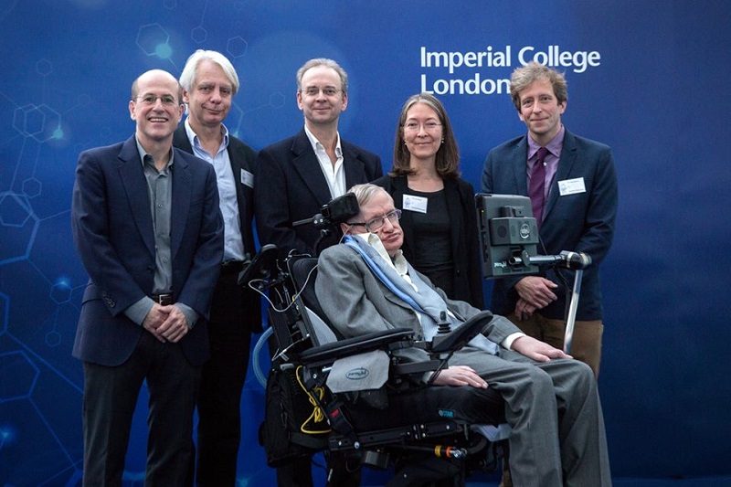 英國劍橋大學物理學家霍金教授(坐輪椅者)在劍橋大學「未來智慧中心」開幕儀式上，再度重申人工智慧可能構成的潛在危險。   圖：翻攝自霍金臉書