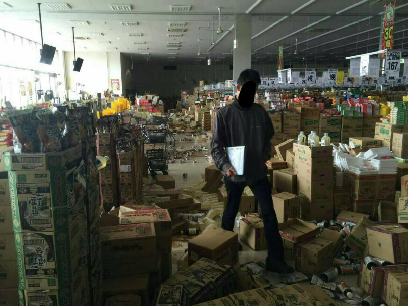 位於倉吉市一家商店在地震發生後的情況。   圖：翻攝自twitter