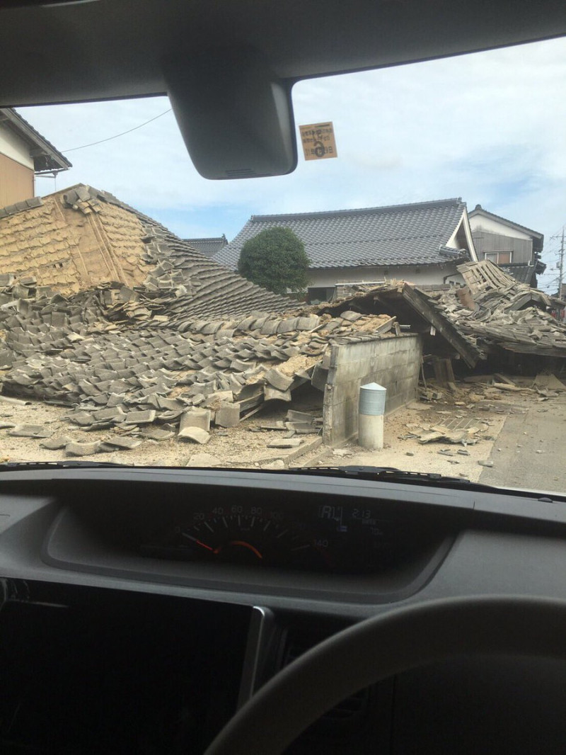 地震發生後，民眾上傳倉吉市房屋倒塌的情況。   圖：翻攝自twitter