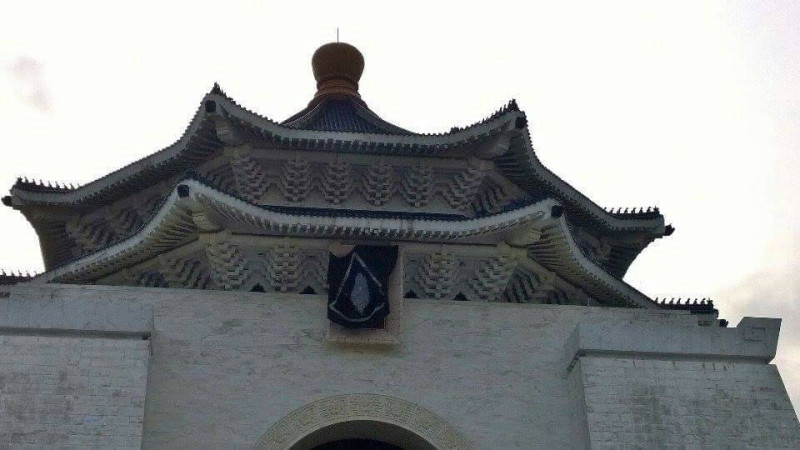 22日早上在「中正紀念堂」的牌匾上，也被蓋上一塊畫有白色台灣的黑布。   圖：台灣國辦公室提供