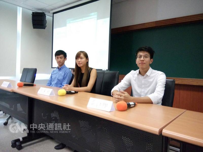 香港立法會議員梁頌恆（左）、游蕙禎（中）及本土民 主前線發言人黃台仰（右）22日出席在國立台灣大學舉 辦的「國際大都會香港的本土運動」講座。    圖：中央社