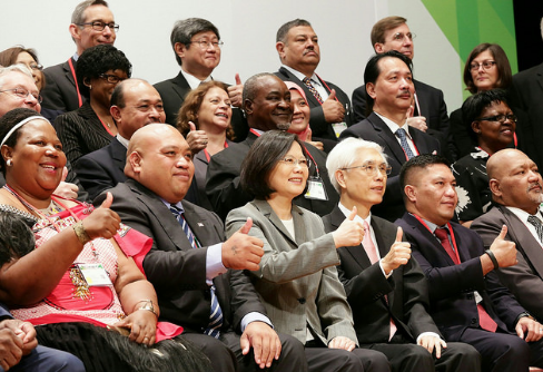 總統蔡英文23日出席「2016 臺灣全球健康論壇」，宣布下個月就將開始試辦「長照十年計畫2.0」，要為國人打造一個全面性的照顧系統。   圖：翻攝總統府網站