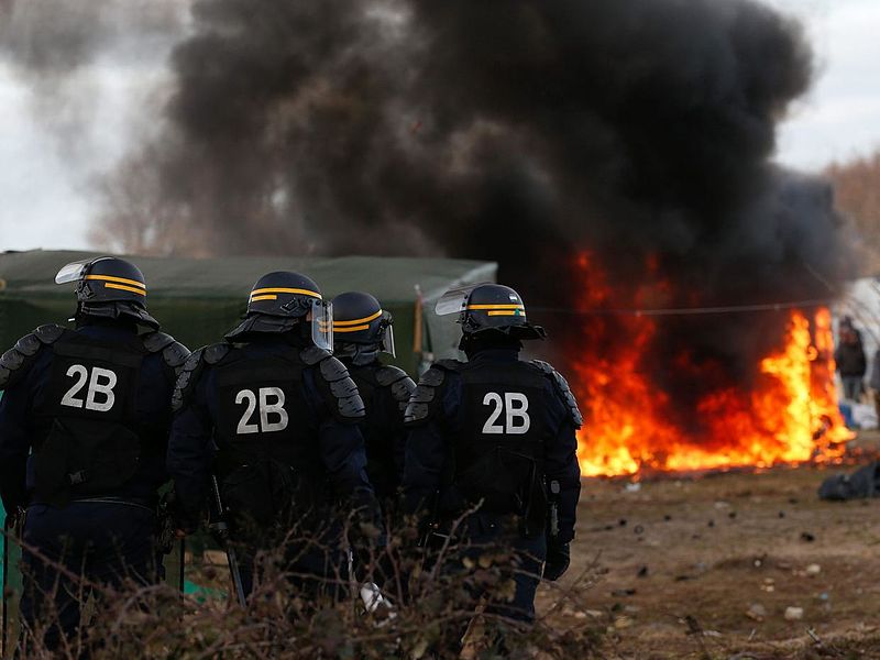 法國今年3月以優勢警力進行拆除加萊港叢林難民營行動，結果造成流血衝突。   圖：翻攝維基網站/AmirahBreen