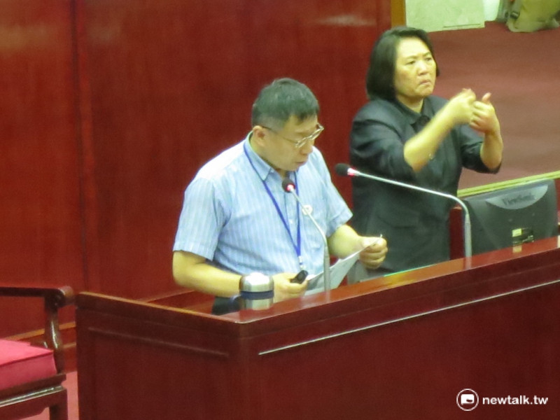 台北市長柯文哲24日赴市議會進行專案報告。   圖：呂佳峻/攝