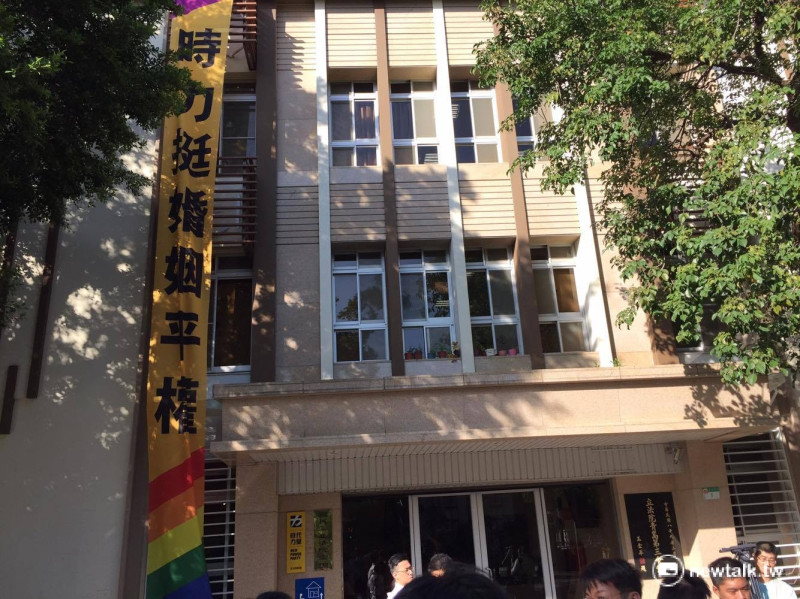 時代力量黨團大樓24日下午，高高掛起象徵同性戀平權的彩虹標幟，力挺同性戀婚姻平權。   圖：鄭佑漢/攝