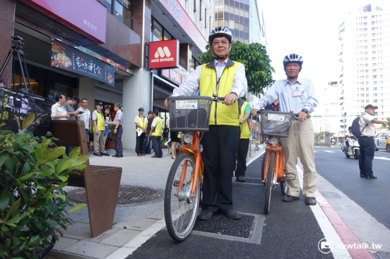 北市府24日宣佈松江自行車道正式啟用，工務局長彭振聲及交通局長張哲揚也在現場試騎。   圖：呂佳峻/攝
