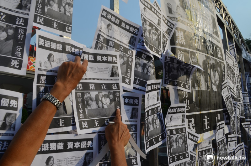 抗議勞工在立法院大門貼上印有總統蔡英文照片，以及民進黨立委陳瑩照片的傳單。   圖：柯昱安/攝