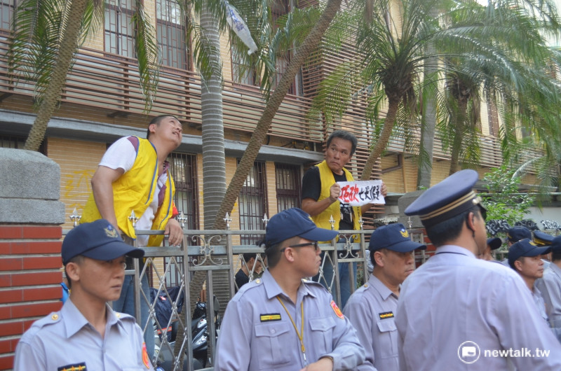有數名桃園產業總工會勞工翻入立院圍牆內，遭警方留置。   圖：柯昱安/攝