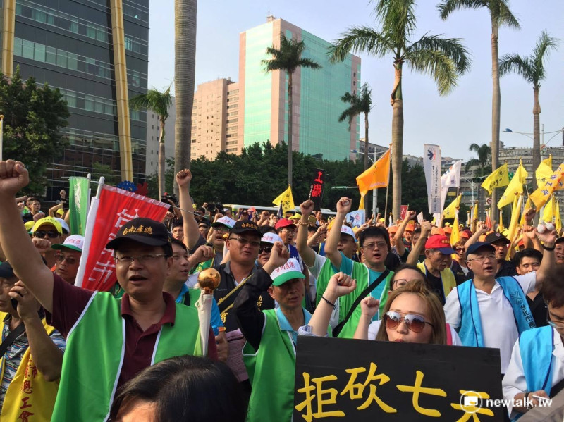 針對勞工7天假爭議，勞團25日集結立法院前丟雞蛋抗議。   圖：鄭佑漢/攝