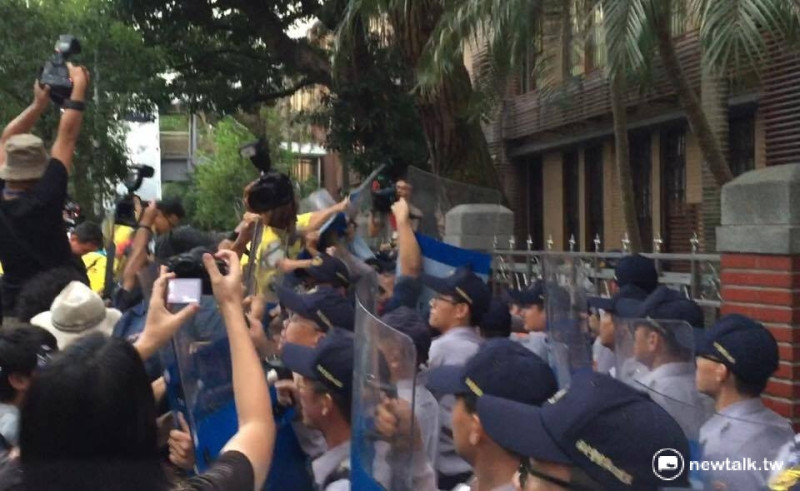 抗議勞工企圖翻越立院圍牆，與警方在立院青島東路側圍牆邊爆發衝突。   圖：柯昱安/攝