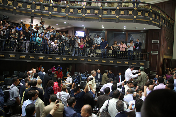 委內瑞拉國會召開緊急會議，指責總統馬杜洛「違反民主」，將對他展開政治審判。   圖：翻攝委內瑞拉國會官網