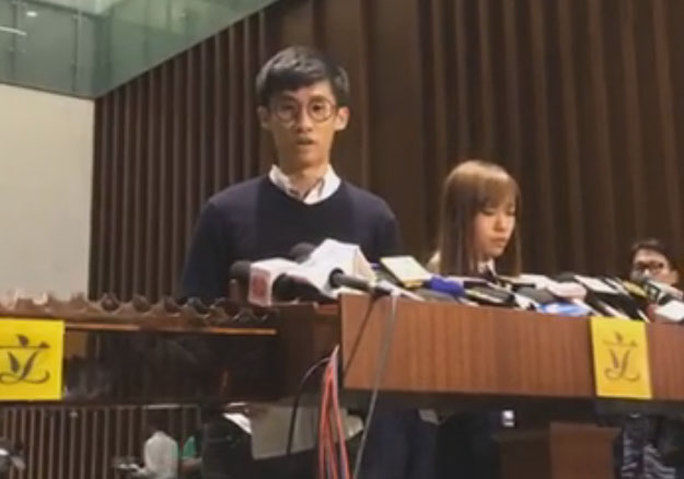 香港「青年新政」新科立法會議員梁頌恆（左）與游蕙禎召開記者會，強調無畏打壓，26日將出席立法會完成宣誓。   圖：翻攝游蕙禎臉書