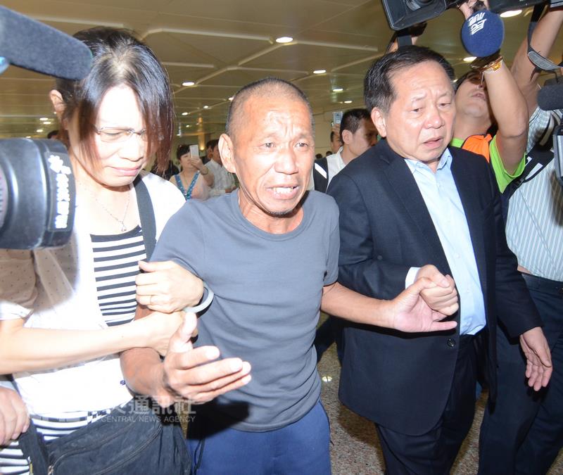 遭海盜綁架近5年的台籍輪機長沈瑞章26日下午抵達台灣。   圖：中央社。