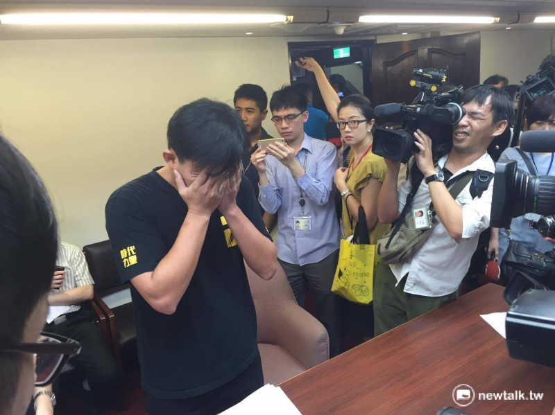 針對27日衛環委員會吵成一團，時代力量主席黃國昌（左）在會議中落淚。   圖：鄭佑漢/攝