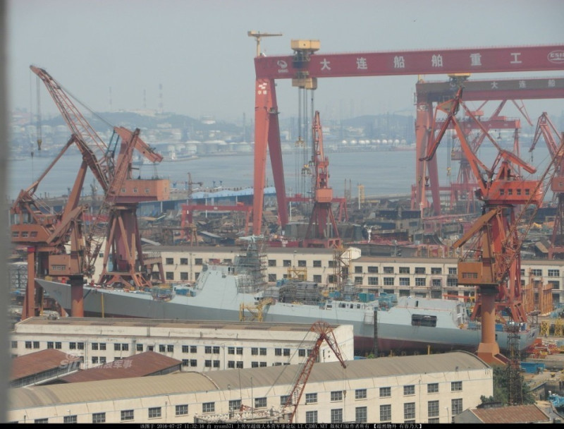 中國官方證實，中國首艘國產航母正按計畫進行，目前已完成設計工作，主船體已在塢內合攏成型，正在準備設備的安裝及舾裝等建造工作。圖為大連造船廠。   圖：翻攝網路