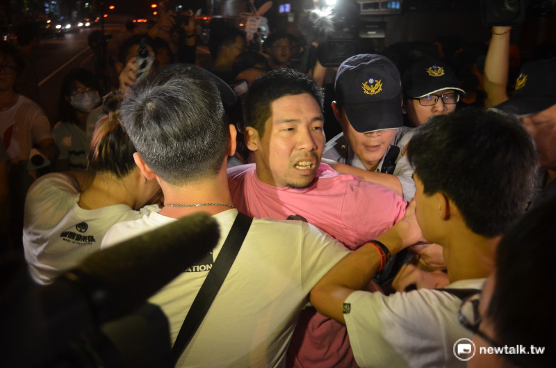 社運人士王奕凱號召群眾衝入立法院，但不敵優勢警力，差點遭到警方逮補。   圖：柯昱安/攝