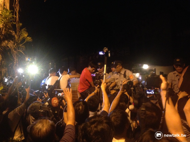 王奕凱發動群眾硬闖立院失敗，台北市警局中正一分局28日表示，會蒐證相關畫面，依法偵處。圖為群眾第3度企圖翻牆進入立院畫面。   圖：柯昱安/攝