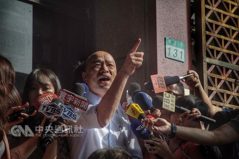 韓國瑜28日下午至台北地檢署按鈴控告民進黨立委段宜康誹謗。    圖：中央社