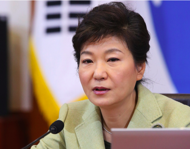 韓國總統朴槿惠為了「閨密干政」風暴止血，28日深夜下令幕僚集體請辭，而青瓦台也將進行整體改組。      圖：達志影像/美聯社資料照片