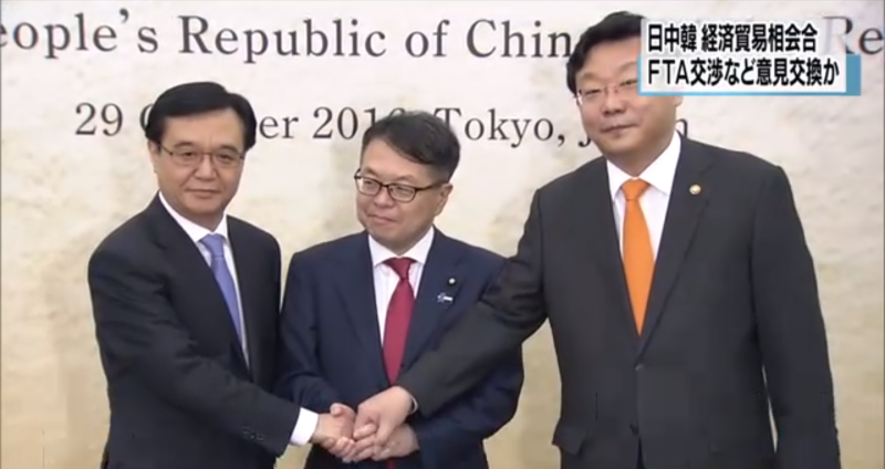 日本、中國、韓國3國經濟貿易部長29日於東京開會，預計將針對自由貿易協定（FTA）及經濟上的合作交涉。   圖：翻攝自NHK